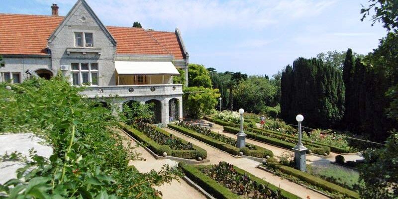 Вилла Харакс и парк рядом